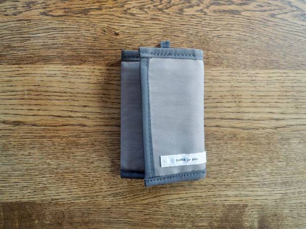 小学生のお財布デビューにオススメ！ネックストラップ付きで紛失防止できる「キッズウォレット」[PR]