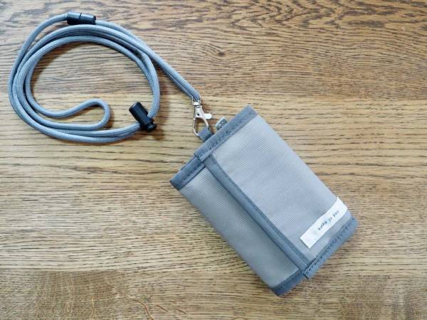 小学生のお財布デビューにオススメ！ネックストラップ付きで紛失防止できる「キッズウォレット」[PR]