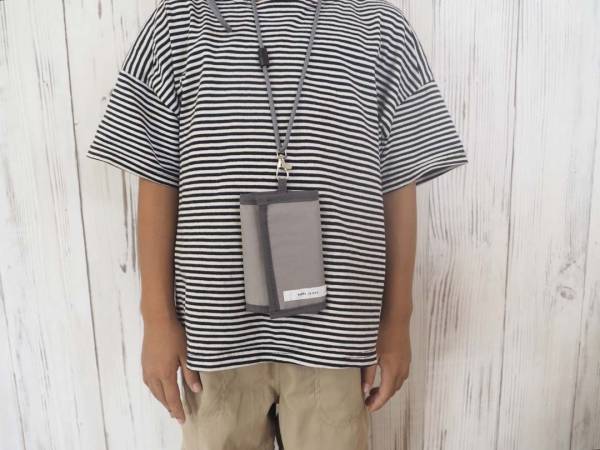 小学生のお財布デビューにオススメ！ネックストラップ付きで紛失防止できる「キッズウォレット」[PR]