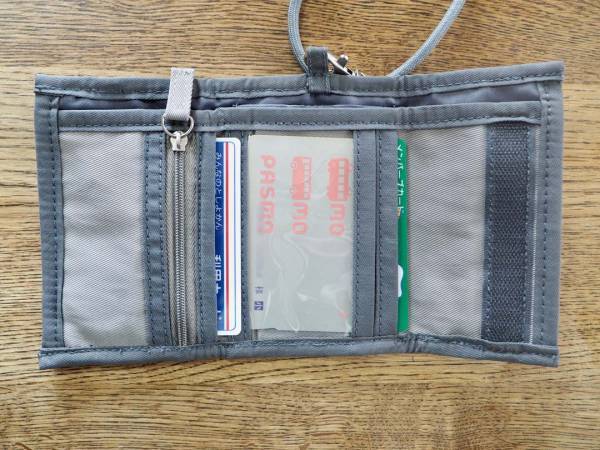 小学生のお財布デビューにオススメ！ネックストラップ付きで紛失防止できる「キッズウォレット」[PR]