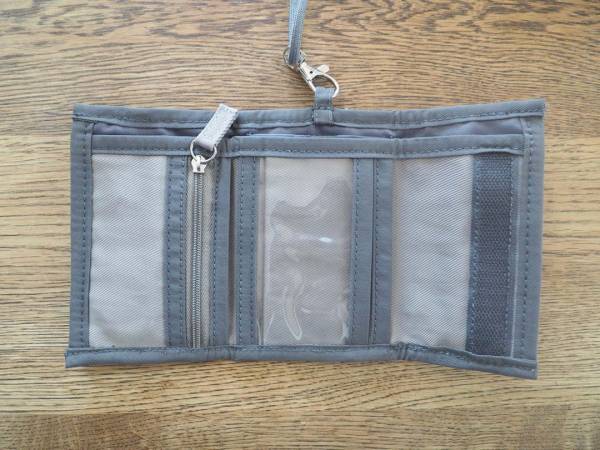 小学生のお財布デビューにオススメ！ネックストラップ付きで紛失防止できる「キッズウォレット」[PR]