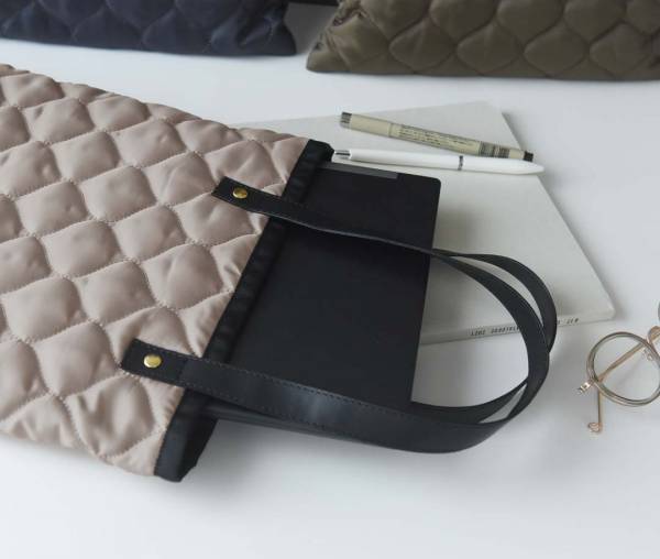 まさに理想のサイズ感！ノートPCをスマートに持ち歩き。通勤コーデを格上げする「魅せサブバッグ」[PR]