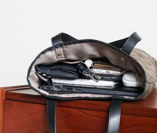 まさに理想のサイズ感！ノートPCをスマートに持ち歩き。通勤コーデを格上げする「魅せサブバッグ」[PR]
