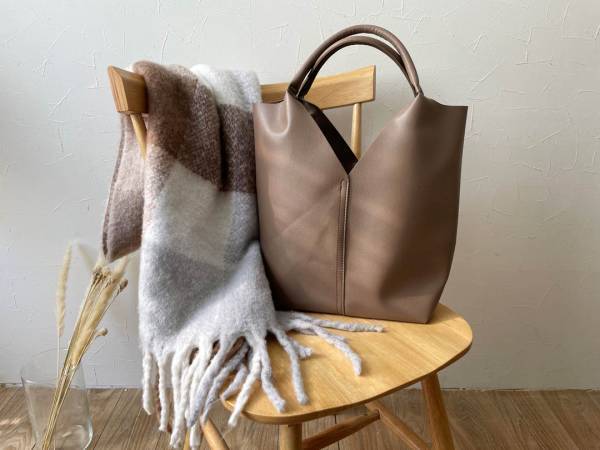 まさに理想のサイズ感！ノートPCをスマートに持ち歩き。通勤コーデを格上げする「魅せサブバッグ」[PR]