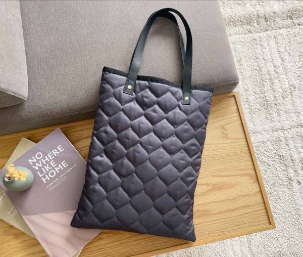 まさに理想のサイズ感！ノートPCをスマートに持ち歩き。通勤コーデを格上げする「魅せサブバッグ」[PR]