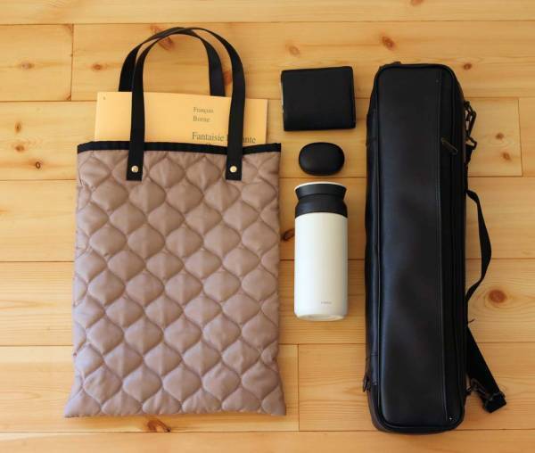 まさに理想のサイズ感！ノートPCをスマートに持ち歩き。通勤コーデを格上げする「魅せサブバッグ」[PR]