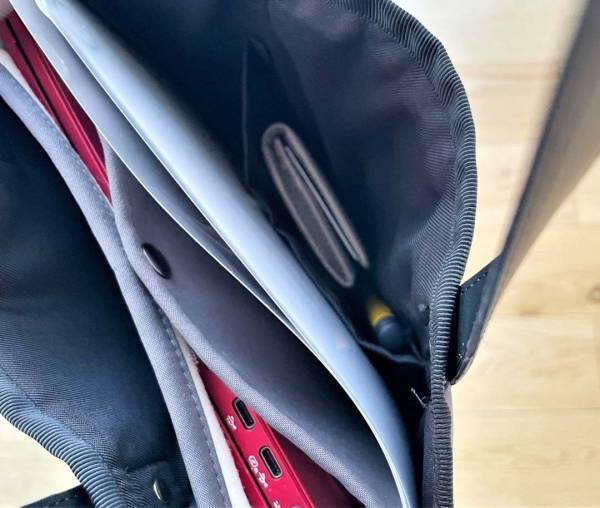 まさに理想のサイズ感！ノートPCをスマートに持ち歩き。通勤コーデを格上げする「魅せサブバッグ」[PR]