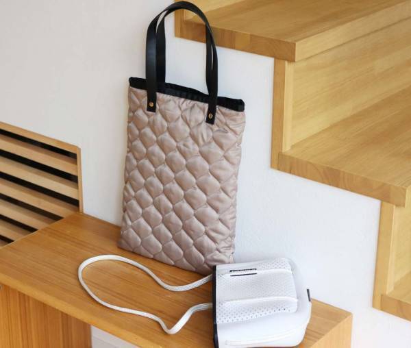 まさに理想のサイズ感！ノートPCをスマートに持ち歩き。通勤コーデを格上げする「魅せサブバッグ」[PR]