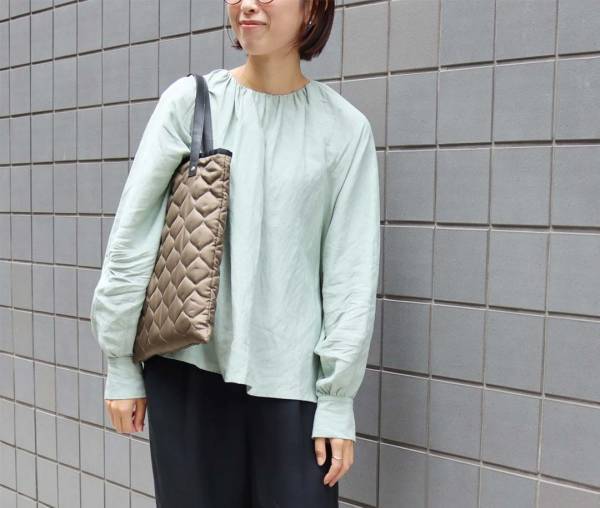 まさに理想のサイズ感！ノートPCをスマートに持ち歩き。通勤コーデを格上げする「魅せサブバッグ」[PR]