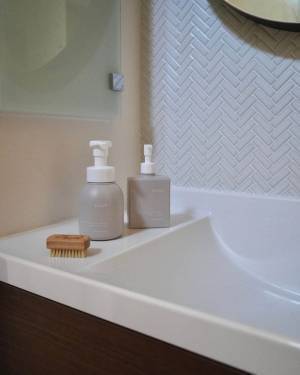 詰め替えボトルで景観を美しく。「詰め替えソープディスペンサー」インスタグラマーさんの使い方[PR]