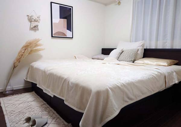 天然繊維で心地よい眠りを。今は一枚で快適、真冬は布団と組わあわせて。年中快適な「シルキーケット」で寝室を模様替え[PR]