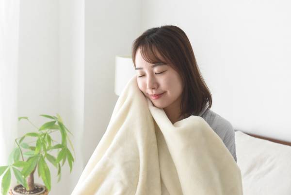 天然繊維で心地よい眠りを。今は一枚で快適、真冬は布団と組わあわせて。年中快適な「シルキーケット」で寝室を模様替え[PR]