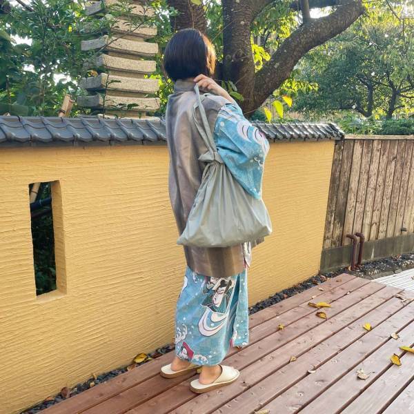 見られたくない下着類もスマートに持ち歩き。温泉旅行が快適スマートになる“巾着サブバッグ”[PR]