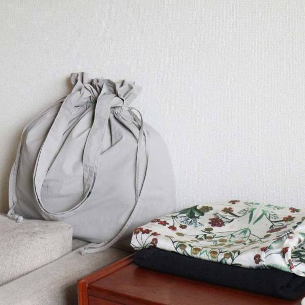 見られたくない下着類もスマートに持ち歩き。温泉旅行が快適スマートになる“巾着サブバッグ”[PR]