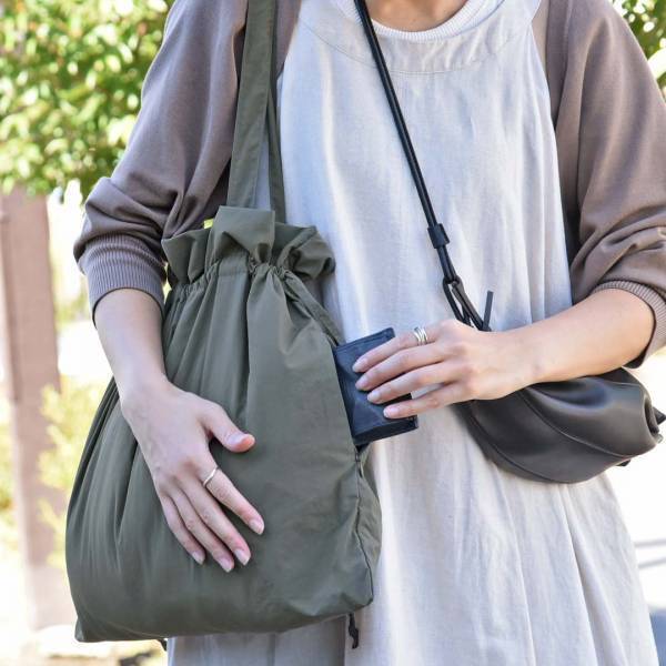 見られたくない下着類もスマートに持ち歩き。温泉旅行が快適スマートになる“巾着サブバッグ”[PR]