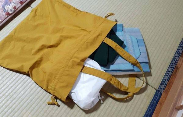 見られたくない下着類もスマートに持ち歩き。温泉旅行が快適スマートになる“巾着サブバッグ”[PR]