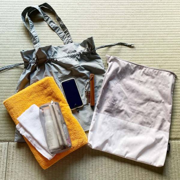 見られたくない下着類もスマートに持ち歩き。温泉旅行が快適スマートになる“巾着サブバッグ”[PR]