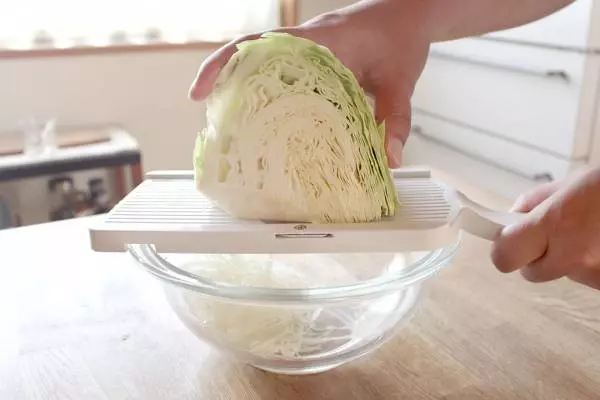 野菜がおいしく&たっぷり摂れる!キャベツ以外でも活躍「包丁職人が作ったスライサー」