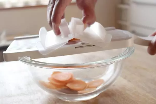 野菜がおいしく&たっぷり摂れる!キャベツ以外でも活躍「包丁職人が作ったスライサー」