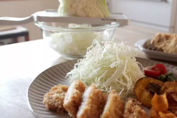 野菜がおいしく&たっぷり摂れる!キャベツ以外でも活躍「包丁職人が作ったスライサー」