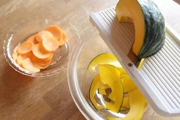 野菜がおいしく&たっぷり摂れる!キャベツ以外でも活躍「包丁職人が作ったスライサー」