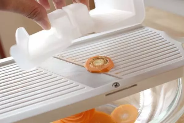 野菜がおいしく&たっぷり摂れる!キャベツ以外でも活躍「包丁職人が作ったスライサー」