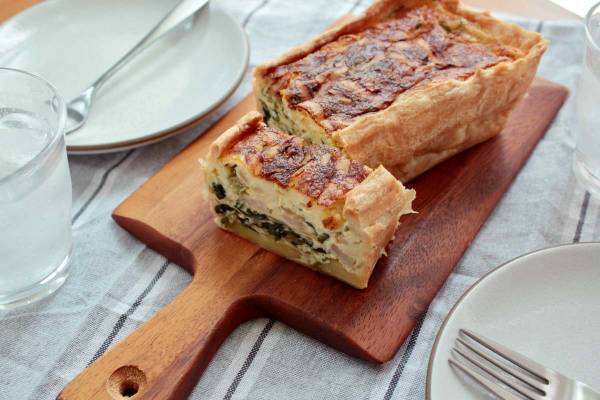 おもてなしや手土産にぴったり！ 「ほうれん草とベーコンのキッシュ」のレシピ