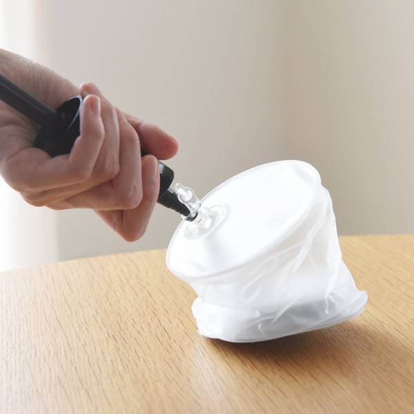 空気でプーーッと膨らませて、バスタブに浮かべてリラックス。ユニークな防水ライト「エムパワード」[PR]