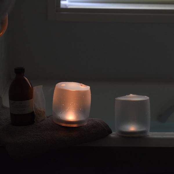 空気でプーーッと膨らませて、バスタブに浮かべてリラックス。ユニークな防水ライト「エムパワード」[PR]