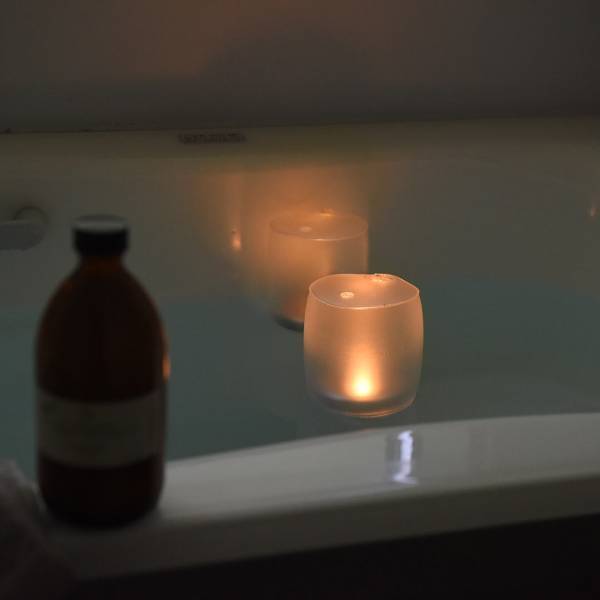 空気でプーーッと膨らませて、バスタブに浮かべてリラックス。ユニークな防水ライト「エムパワード」[PR]