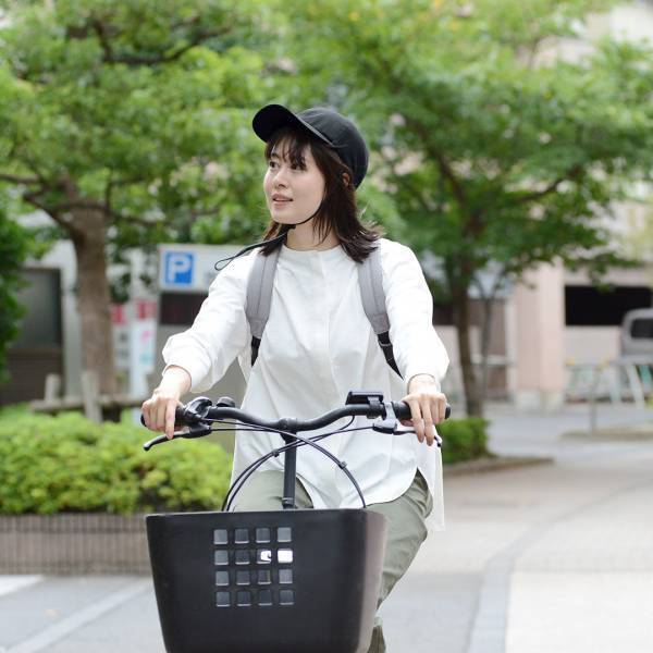 大人の自転車用ヘルメットどうする？選べる2タイプの「インナーガード入り帽子」で安心をプラス。[PR]