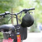 大人の自転車用ヘルメットどうする？選べる2タイプの「インナーガード入り帽子」で安心をプラス。[PR]