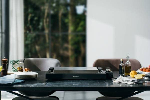 自宅でライブキッチン！　バルミューダの最新家電は、想像を上回る次世代ホットプレート