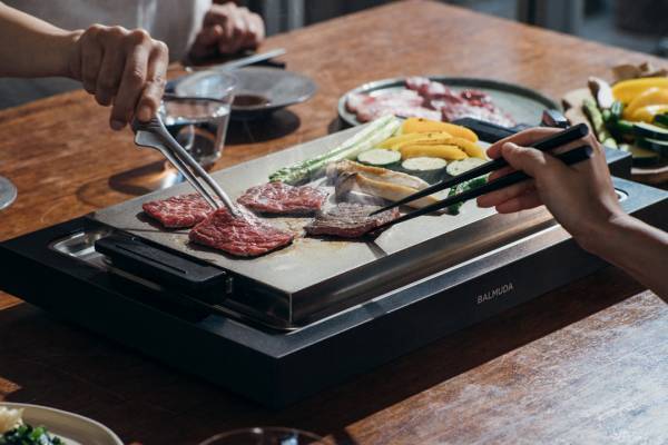 自宅でライブキッチン！　バルミューダの最新家電は、想像を上回る次世代ホットプレート