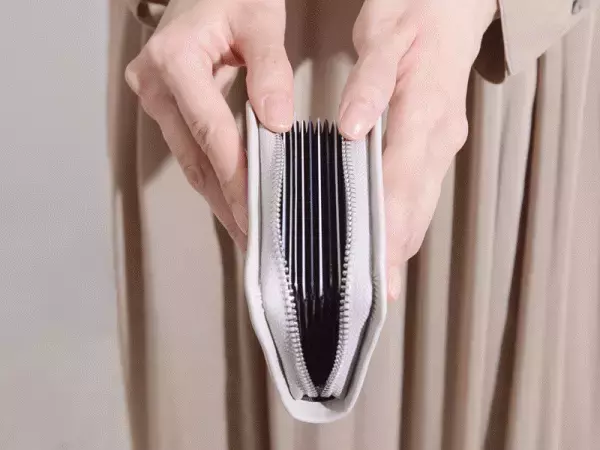 キャッシュレス時代のお財布はコンパクトさで選ぶ！ラムレザーで大人の女性が使いやすい「カードケース」[PR]