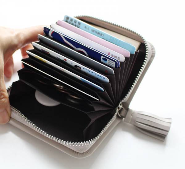 キャッシュレス時代のお財布はコンパクトさで選ぶ！ラムレザーで大人の女性が使いやすい「カードケース」[PR]