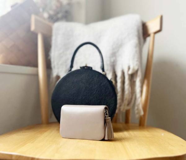 キャッシュレス時代のお財布はコンパクトさで選ぶ！ラムレザーで大人の女性が使いやすい「カードケース」[PR]