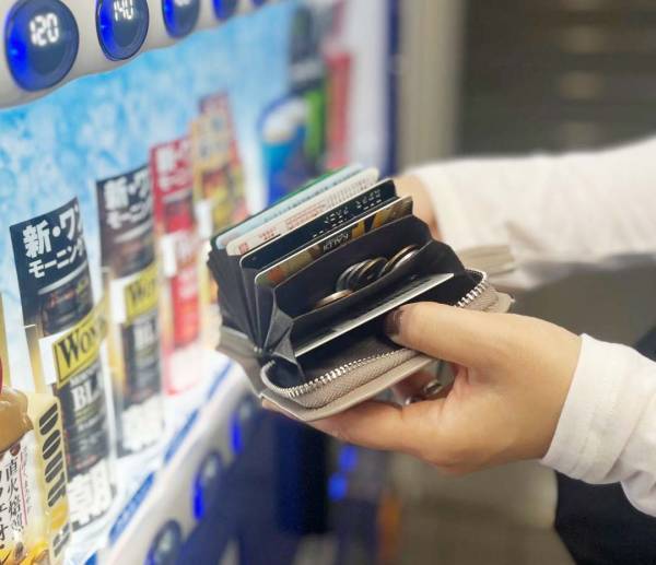 キャッシュレス時代のお財布はコンパクトさで選ぶ！ラムレザーで大人の女性が使いやすい「カードケース」[PR]