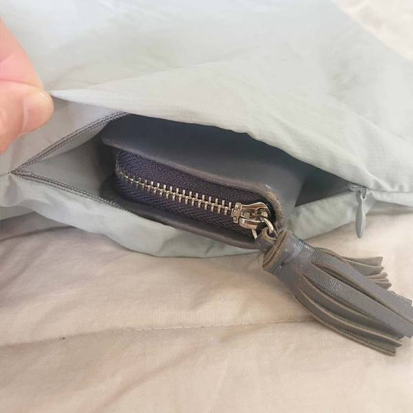 キャッシュレス時代のお財布はコンパクトさで選ぶ！ラムレザーで大人の女性が使いやすい「カードケース」[PR]