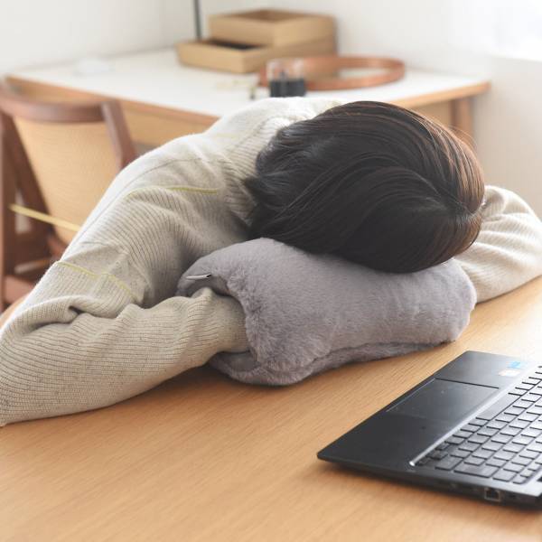 あたたかくて小さくてモフモフ。この物体の正体は？ヒントは、お湯いらず、コードレスで使えます。[PR]