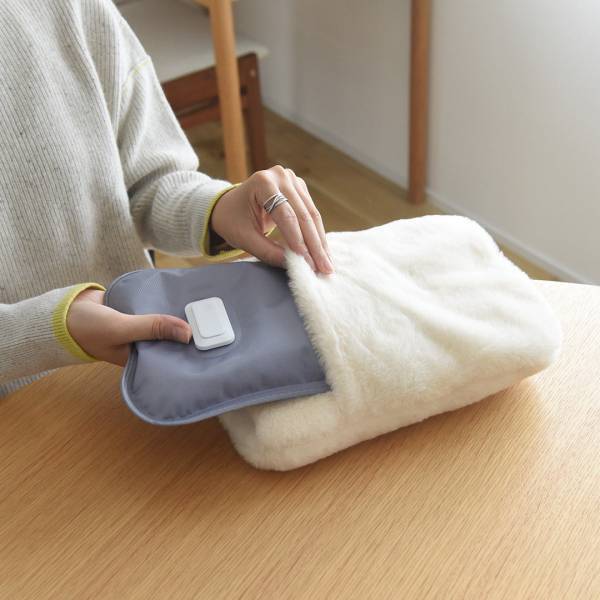 あたたかくて小さくてモフモフ。この物体の正体は？ヒントは、お湯いらず、コードレスで使えます。[PR]