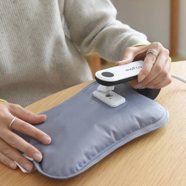 あたたかくて小さくてモフモフ。この物体の正体は？ヒントは、お湯いらず、コードレスで使えます。[PR]