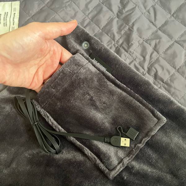 ひざ掛け以上、電気毛布未満。 USBに接続で手軽にあったか「電気ブランケット」[PR]