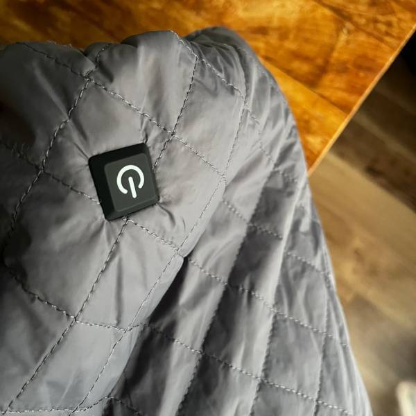 ひざ掛け以上、電気毛布未満。 USBに接続で手軽にあったか「電気ブランケット」[PR]