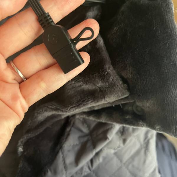 ひざ掛け以上、電気毛布未満。 USBに接続で手軽にあったか「電気ブランケット」[PR]