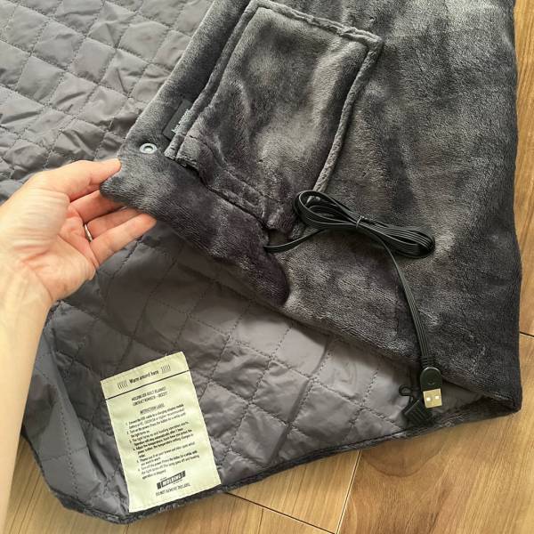 ひざ掛け以上、電気毛布未満。 USBに接続で手軽にあったか「電気ブランケット」[PR]