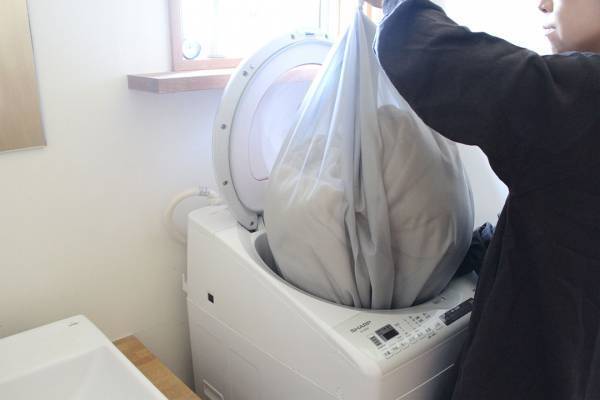 毛布の片寄り対策に。「bon moment ふくらむ洗濯ネット」で簡単おうち洗い！[PR]