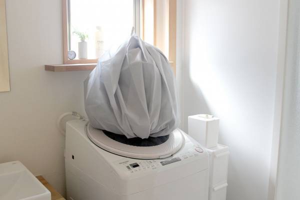 毛布の片寄り対策に。「bon moment ふくらむ洗濯ネット」で簡単おうち洗い！[PR]