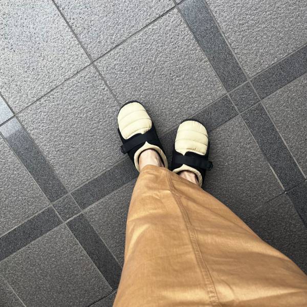 秋冬サンダル「SUBU」にNewモデル登場！ブラックの配色でファッション性もアップ[PR]