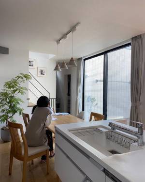 おやすみタイムだけじゃない！「軽い・あったか・動きやすい」大人スリーパーが、家事時間からお出かけまで手放せない【インスタグラマーさんのもの選び】[PR]